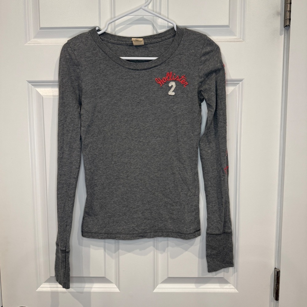 Hollister Womens Size XS Long Sleeve Graphic Tee Heather Gray Embroidered Logo